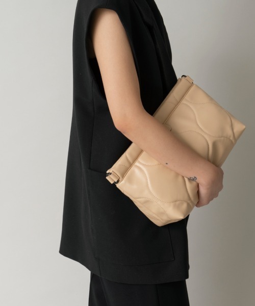 LE VERNIS（ル・ベルニ）の「LE VERNIS(ル・ベルニ)Quilting clutch bag（クラッチバッグ・レディース・カーキ/ブラック/シルバー/オレンジ/イエロー/ベージュ・FREE）」の3枚目の写真