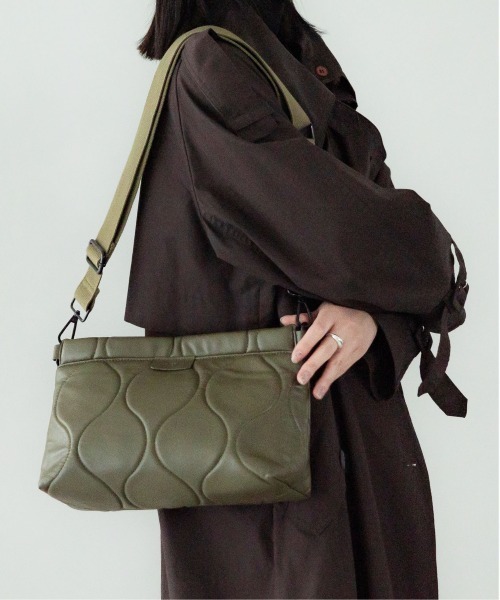 LE VERNIS（ル・ベルニ）の「LE VERNIS(ル・ベルニ)Quilting clutch bag（クラッチバッグ・レディース・カーキ/ブラック/シルバー/オレンジ/イエロー/ベージュ・FREE）」の4枚目の写真