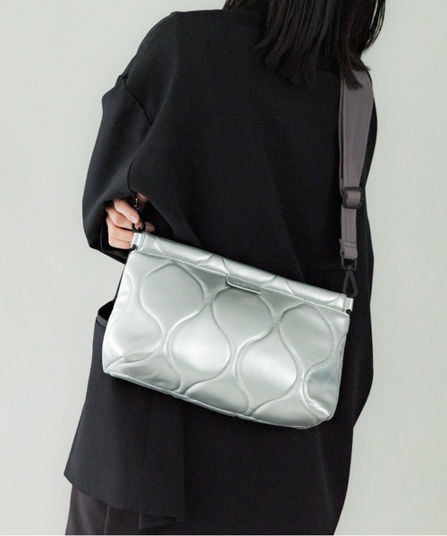 LE VERNIS（ル・ベルニ）の「LE VERNIS(ル・ベルニ)Quilting clutch bag（クラッチバッグ・レディース・カーキ/ブラック/シルバー/オレンジ/イエロー/ベージュ・FREE）」の6枚目の写真