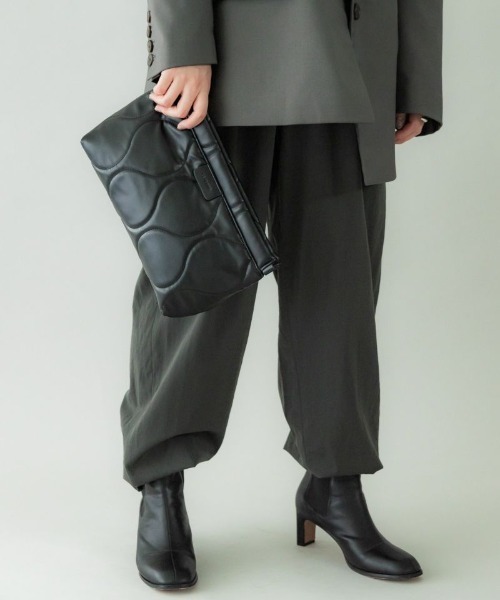 LE VERNIS（ル・ベルニ）の「LE VERNIS(ル・ベルニ)Quilting clutch bag（クラッチバッグ・レディース・カーキ/ブラック/シルバー/オレンジ/イエロー/ベージュ・FREE）」の2枚目の写真