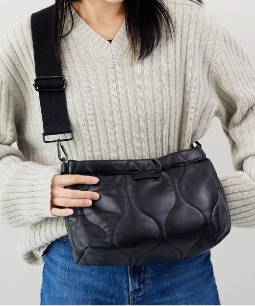 LE VERNIS（ル・ベルニ）の「LE VERNIS(ル・ベルニ)Quilting clutch bag（クラッチバッグ・レディース・カーキ/ブラック/シルバー/オレンジ/イエロー/ベージュ・FREE）」の21枚目の写真