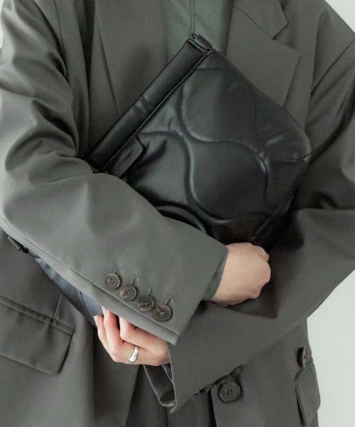 LE VERNIS（ル・ベルニ）の「LE VERNIS(ル・ベルニ)Quilting clutch bag（クラッチバッグ・レディース・カーキ/ブラック/シルバー/オレンジ/イエロー/ベージュ・FREE）」の19枚目の写真