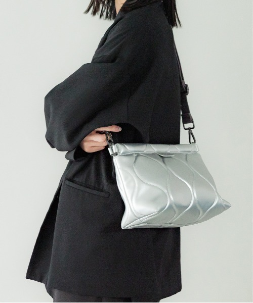 LE VERNIS（ル・ベルニ）の「LE VERNIS(ル・ベルニ)Quilting clutch bag（クラッチバッグ・レディース・カーキ/ブラック/シルバー/オレンジ/イエロー/ベージュ・FREE）」の16枚目の写真