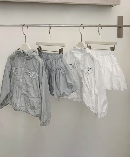 aimoha（アイモハ）の「【aimoha-KIDS-】刺繍フード付きジャケット＆フレアスカートセット（セットアップ・キッズ・ライトブルー/ホワイト・110/120/130/140/150）」の7枚目の写真