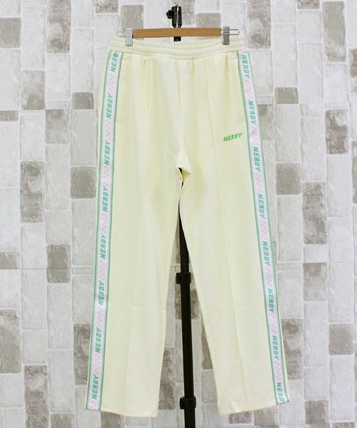 NERDY(ノルディ)の「NERDY チェッカーボードテープトラックパンツ CHECKERBOARD TAPE TRACK PANTS(スウェットパンツ・メンズ・ライトイエロー・M/L)」の1枚目の写真