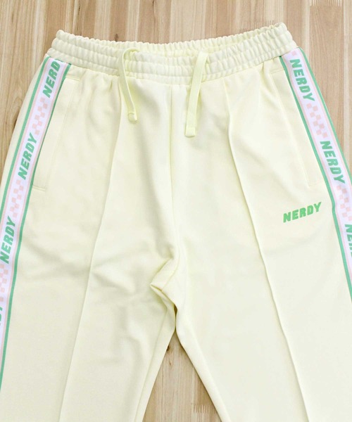 NERDY(ノルディ)の「NERDY チェッカーボードテープトラックパンツ CHECKERBOARD TAPE TRACK PANTS(スウェットパンツ・メンズ・ライトイエロー・M/L)」の3枚目の写真