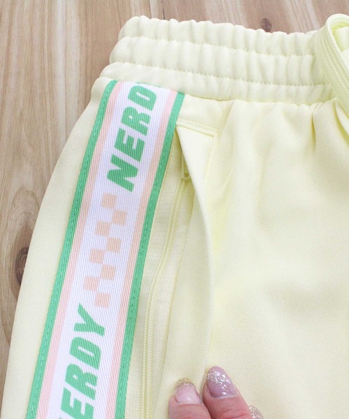 NERDY(ノルディ)の「NERDY チェッカーボードテープトラックパンツ CHECKERBOARD TAPE TRACK PANTS(スウェットパンツ・メンズ・ライトイエロー・M/L)」の5枚目の写真