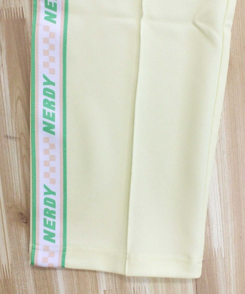 NERDY(ノルディ)の「NERDY チェッカーボードテープトラックパンツ CHECKERBOARD TAPE TRACK PANTS(スウェットパンツ・メンズ・ライトイエロー・M/L)」の6枚目の写真