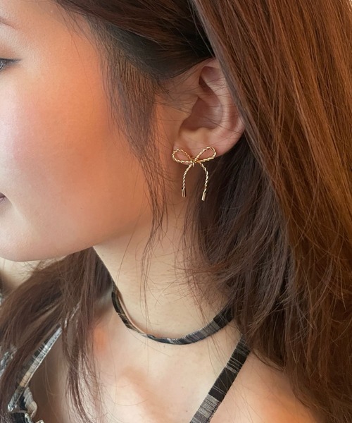 FOREVER 21(フォーエバー トゥエンティーワン)の「キラキラリボンピアス(ピアス(両耳用)・レディース・ゴールド/シルバー・FREE)」の1枚目の写真