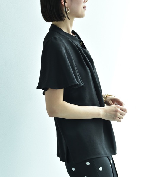 INTERPLANET（インタープラネット）の「【接触冷感・UV】ポーラ衿元配色ゴールド釦ブラウス（シャツ/ブラウス・レディース・ブラック/オフホワイト/ベージュ/サックスブルー・FREE）」の13枚目の写真