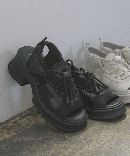 GLOBAL WORK（グローバルワーク）の「足長スポーティサンダル/AND YUA ANY/327091（サンダル・キッズ・グレイッシュベージュ/ブラック・MEDIUM/SMALL）」の2枚目の写真