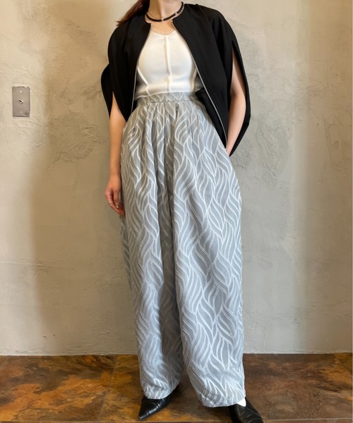 terrace(テラス)の「シアージャカードタックパンツ(その他パンツ・レディース・オフホワイト/グレー/ブラック・MEDIUM)」の4枚目の写真