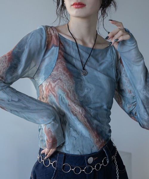 VACANCY（ヴァカンシー）の「アート柄スクエアネックシアートップス/新色追加（Tシャツ/カットソー・レディース・ブルー/ネイビー/グリーン・FREE）」の3枚目の写真