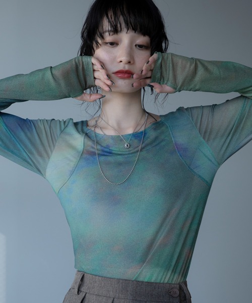 VACANCY（ヴァカンシー）の「アート柄スクエアネックシアートップス/新色追加（Tシャツ/カットソー・レディース・ブルー/ネイビー/グリーン・FREE）」の2枚目の写真