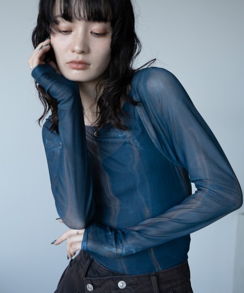 VACANCY（ヴァカンシー）の「アート柄スクエアネックシアートップス/新色追加（Tシャツ/カットソー・レディース・ブルー/ネイビー/グリーン・FREE）」の4枚目の写真