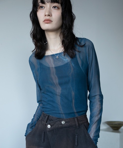 VACANCY（ヴァカンシー）の「アート柄スクエアネックシアートップス/新色追加（Tシャツ/カットソー・レディース・ブルー/ネイビー/グリーン・FREE）」の5枚目の写真