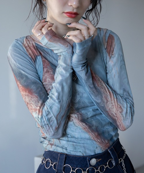 VACANCY（ヴァカンシー）の「アート柄スクエアネックシアートップス/新色追加（Tシャツ/カットソー・レディース・ブルー/ネイビー/グリーン・FREE）」の17枚目の写真