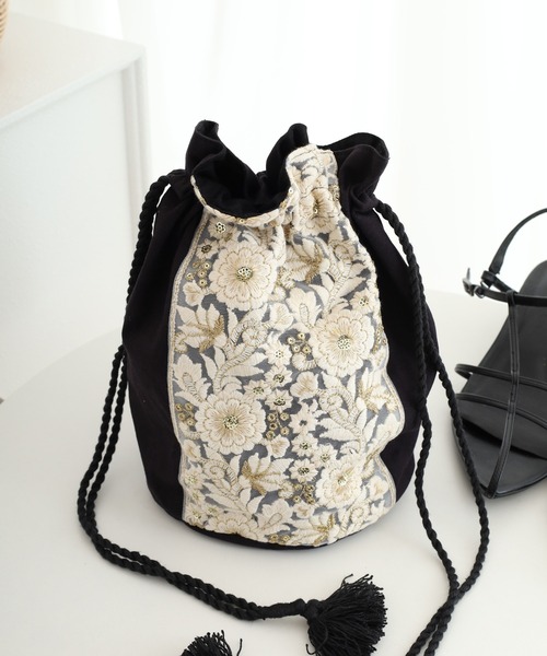 FUNALIVE(ファンアライブ)の「インド刺繍リボン丸底巾着BAG(トートバッグ・レディース・ベージュ/チャコール・ONE SIZE)」の2枚目の写真