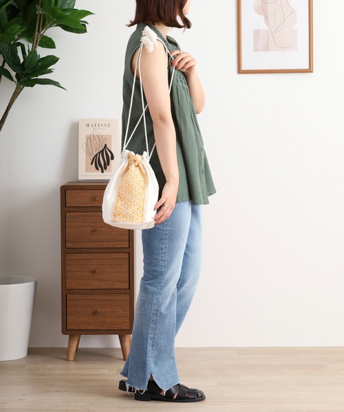 no.462 フェイクレザー 丸底 ワンハンドル 巾着 バッグ 刺繍リボン インド刺繍リボン ワンハンドル巾着バッグ 底タック 合皮