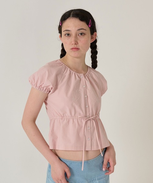 TINA:JOJUN(ティーナジョジュン)の「刺繍入り ウエストリボンブラウス TINA:JOJUN(シャツ/ブラウス・レディース・ピンク/クリーム・M)」の10枚目の写真