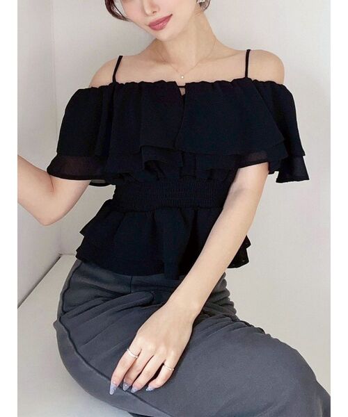 RESEXXY(リゼクシー)の「オフショルシャーリングチュニック(シャツ/ブラウス・レディース・ブラック/イエロー/ホワイト・FREE)」の2枚目の写真