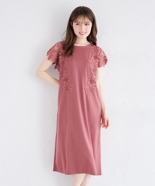 tocco closet(トッコ クローゼット)の「接触冷感♪サイドフラワーレース付きカットソーワンピース(ワンピース・レディース・グレイッシュベージュ/カーキ/ピンク/オフホワイト・M)」の4枚目の写真