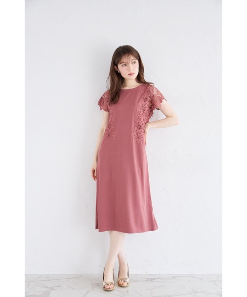 tocco closet(トッコ クローゼット)の「接触冷感♪サイドフラワーレース付きカットソーワンピース(ワンピース・レディース・グレイッシュベージュ/カーキ/ピンク/オフホワイト・M)」の5枚目の写真