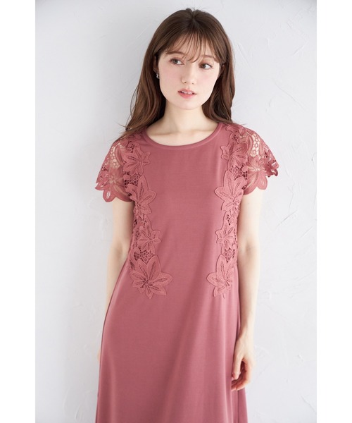 tocco closet(トッコ クローゼット)の「接触冷感♪サイドフラワーレース付きカットソーワンピース(ワンピース・レディース・グレイッシュベージュ/カーキ/ピンク/オフホワイト・M)」の7枚目の写真