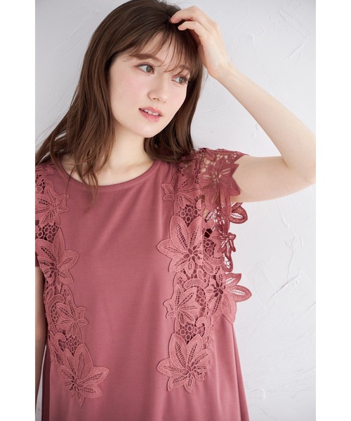 tocco closet(トッコ クローゼット)の「接触冷感♪サイドフラワーレース付きカットソーワンピース(ワンピース・レディース・グレイッシュベージュ/カーキ/ピンク/オフホワイト・M)」の9枚目の写真