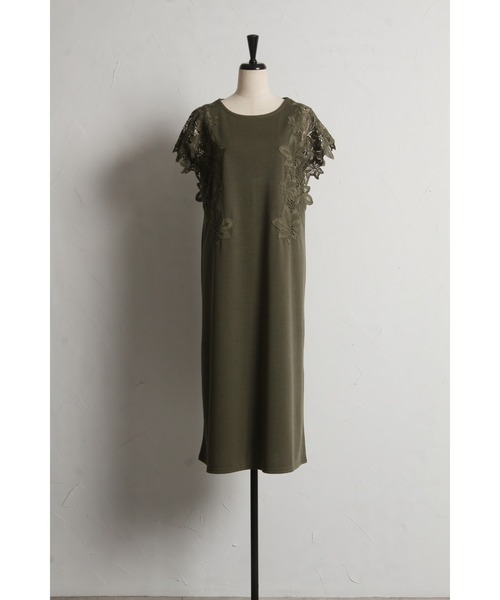 tocco closet(トッコ クローゼット)の「接触冷感♪サイドフラワーレース付きカットソーワンピース(ワンピース・レディース・グレイッシュベージュ/カーキ/ピンク/オフホワイト・M)」の13枚目の写真