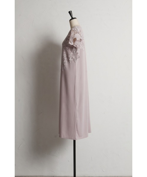 tocco closet(トッコ クローゼット)の「接触冷感♪サイドフラワーレース付きカットソーワンピース(ワンピース・レディース・グレイッシュベージュ/カーキ/ピンク/オフホワイト・M)」の16枚目の写真