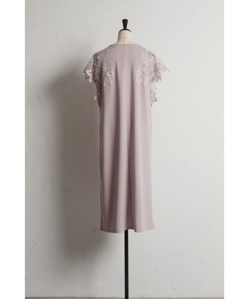 tocco closet(トッコ クローゼット)の「接触冷感♪サイドフラワーレース付きカットソーワンピース(ワンピース・レディース・グレイッシュベージュ/カーキ/ピンク/オフホワイト・M)」の17枚目の写真