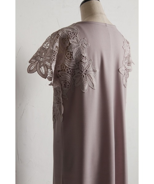 tocco closet(トッコ クローゼット)の「接触冷感♪サイドフラワーレース付きカットソーワンピース(ワンピース・レディース・グレイッシュベージュ/カーキ/ピンク/オフホワイト・M)」の18枚目の写真