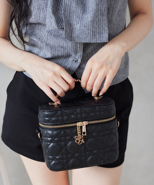 one after another NICE CLAUP（ワンアフターアナザーナイスクラップ）の「【新色追加】チャーム付きキルティングバニティバッグ（ショルダーバッグ・レディース・ブラック系その他/ピンク/ブラック系その他2/アイボリー/ブラック/サックスブルー・FREE）」の15枚目の写真