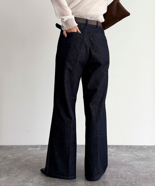 fredy emue（フレディエミュ）の「センタープレスデニムスラックス（デニムパンツ・レディース・ネイビー・34/38/36）」の13枚目の写真