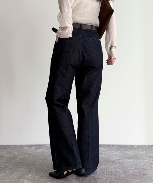 fredy emue（フレディエミュ）の「センタープレスデニムスラックス（デニムパンツ・レディース・ネイビー・34/38/36）」の16枚目の写真