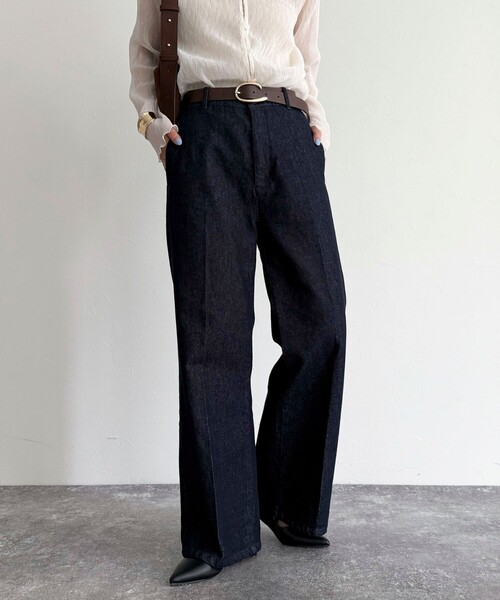 fredy emue（フレディエミュ）の「センタープレスデニムスラックス（デニムパンツ・レディース・ネイビー・34/38/36）」の17枚目の写真