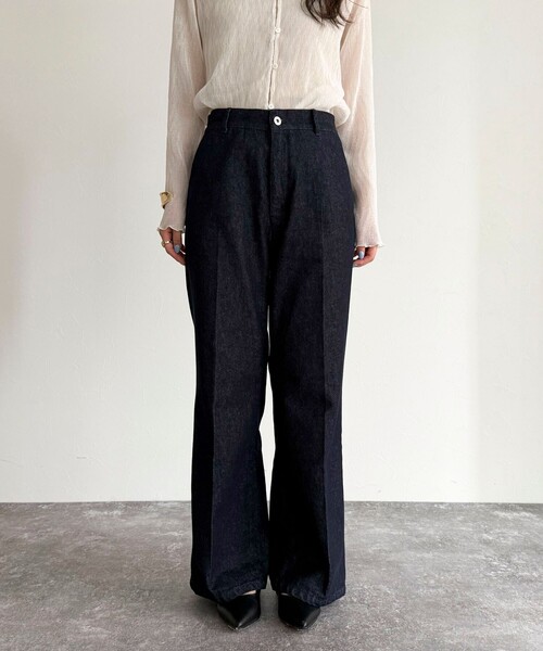 fredy emue（フレディエミュ）の「センタープレスデニムスラックス（デニムパンツ・レディース・ネイビー・34/38/36）」の19枚目の写真