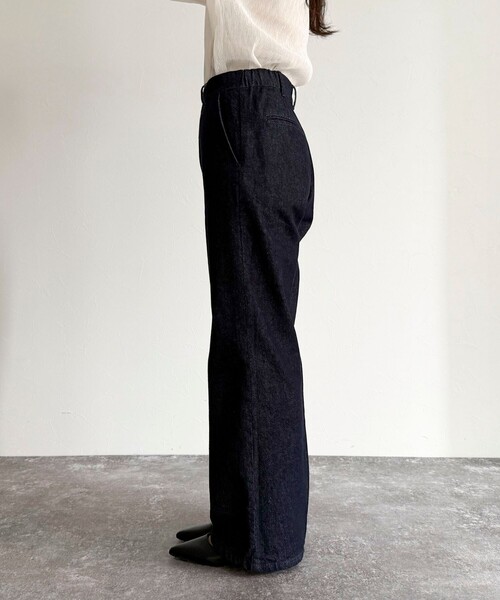 fredy emue（フレディエミュ）の「センタープレスデニムスラックス（デニムパンツ・レディース・ネイビー・34/38/36）」の20枚目の写真
