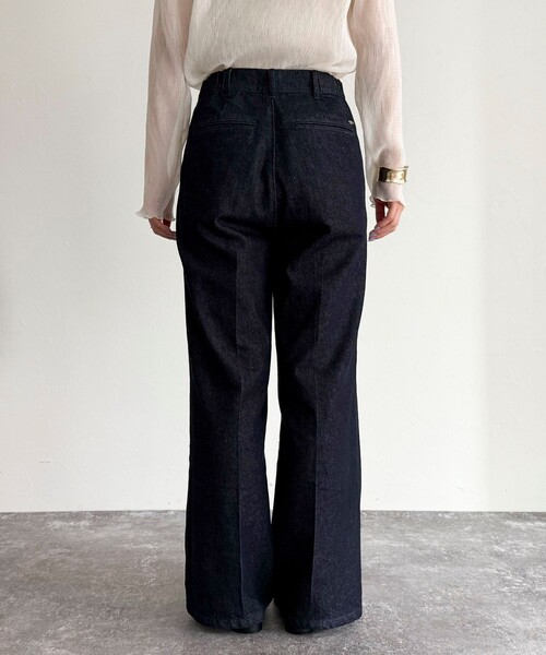 fredy emue（フレディエミュ）の「センタープレスデニムスラックス（デニムパンツ・レディース・ネイビー・34/38/36）」の21枚目の写真