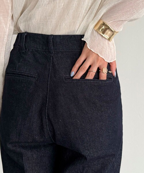 fredy emue（フレディエミュ）の「センタープレスデニムスラックス（デニムパンツ・レディース・ネイビー・34/38/36）」の22枚目の写真