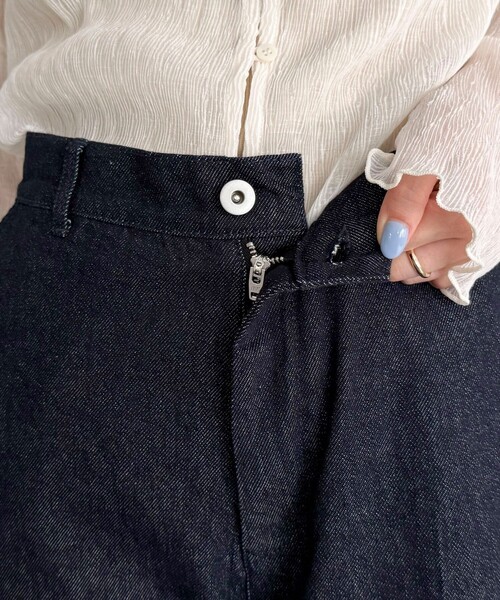 fredy emue（フレディエミュ）の「センタープレスデニムスラックス（デニムパンツ・レディース・ネイビー・34/38/36）」の4枚目の写真