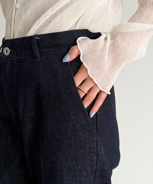 fredy emue（フレディエミュ）の「センタープレスデニムスラックス（デニムパンツ・レディース・ネイビー・34/38/36）」の2枚目の写真