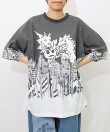352129：うさクマヒーローごっこ柄Tシャツ