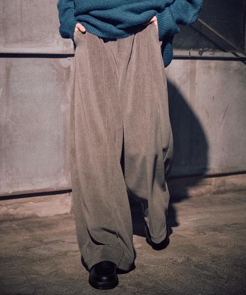 CASPER JOHN（キャスパージョン）の「Drape corduroy pants / ドレープコーデュロイパンツ（スラックス・メンズ・チャコールグレー/グレイッシュベージュ/ブラック/アイボリー/グリーン/ブラウン・LARGE/MEDIUM/SMALL/X-SMALL）」の5枚目の写真