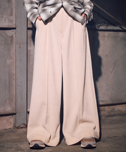 CASPER JOHN（キャスパージョン）の「Drape corduroy pants / ドレープコーデュロイパンツ（スラックス・メンズ・チャコールグレー/グレイッシュベージュ/ブラック/アイボリー/グリーン/ブラウン・LARGE/MEDIUM/SMALL/X-SMALL）」の2枚目の写真