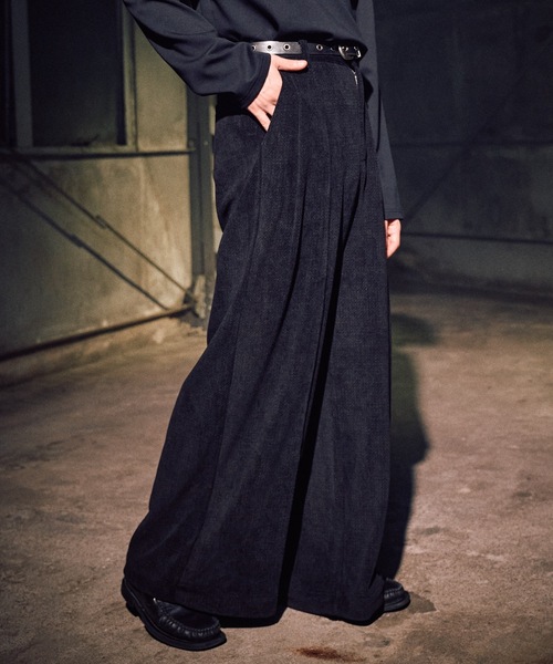 CASPER JOHN（キャスパージョン）の「Drape corduroy pants / ドレープコーデュロイパンツ（スラックス・メンズ・チャコールグレー/グレイッシュベージュ/ブラック/アイボリー/グリーン/ブラウン・LARGE/MEDIUM/SMALL/X-SMALL）」の3枚目の写真