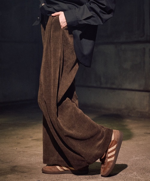 CASPER JOHN（キャスパージョン）の「Drape corduroy pants / ドレープコーデュロイパンツ（スラックス・メンズ・チャコールグレー/グレイッシュベージュ/ブラック/アイボリー/グリーン/ブラウン・LARGE/MEDIUM/SMALL/X-SMALL）」の8枚目の写真