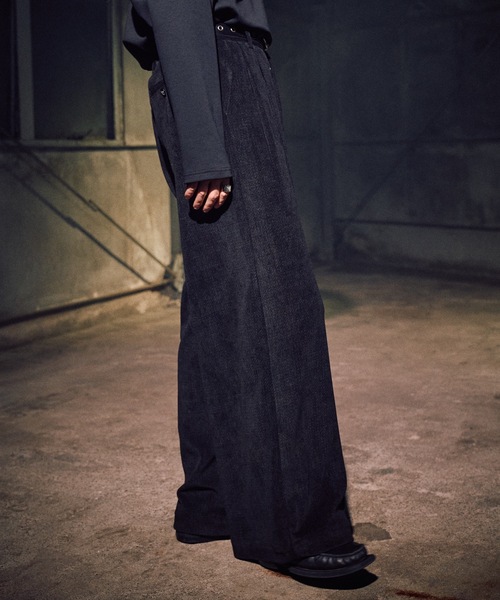CASPER JOHN（キャスパージョン）の「Drape corduroy pants / ドレープコーデュロイパンツ（スラックス・メンズ・チャコールグレー/グレイッシュベージュ/ブラック/アイボリー/グリーン/ブラウン・LARGE/MEDIUM/SMALL/X-SMALL）」の21枚目の写真