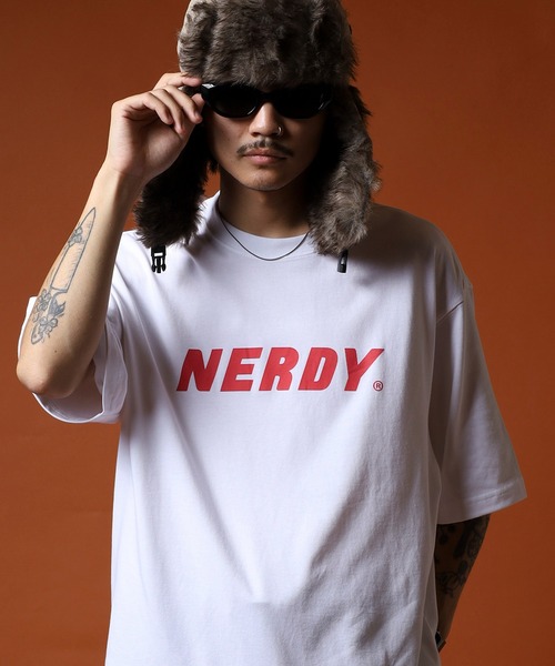 NERDY(ノルディ)の「ビッグロゴS/S Tシャツ(Tシャツ/カットソー・メンズ・レッド・M/L)」の1枚目の写真
